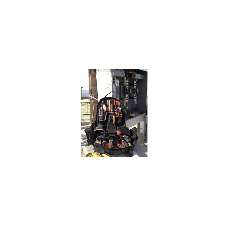 Mochila para herramientas Tradesman Pro™ de 36,8 cm en color negro con 39 bolsillos (No incluye herramientas).