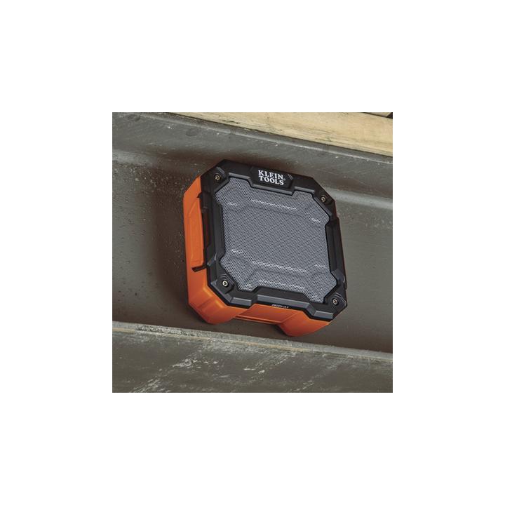 Bocina Portátil BLUETOOTH® con Imán y Gancho para Colgarse. Permite Altavoz Manos Libres con Micrófono Incorporado.