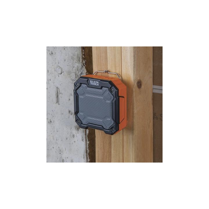 Bocina Portátil BLUETOOTH® con Imán y Gancho para Colgarse. Permite Altavoz Manos Libres con Micrófono Incorporado.