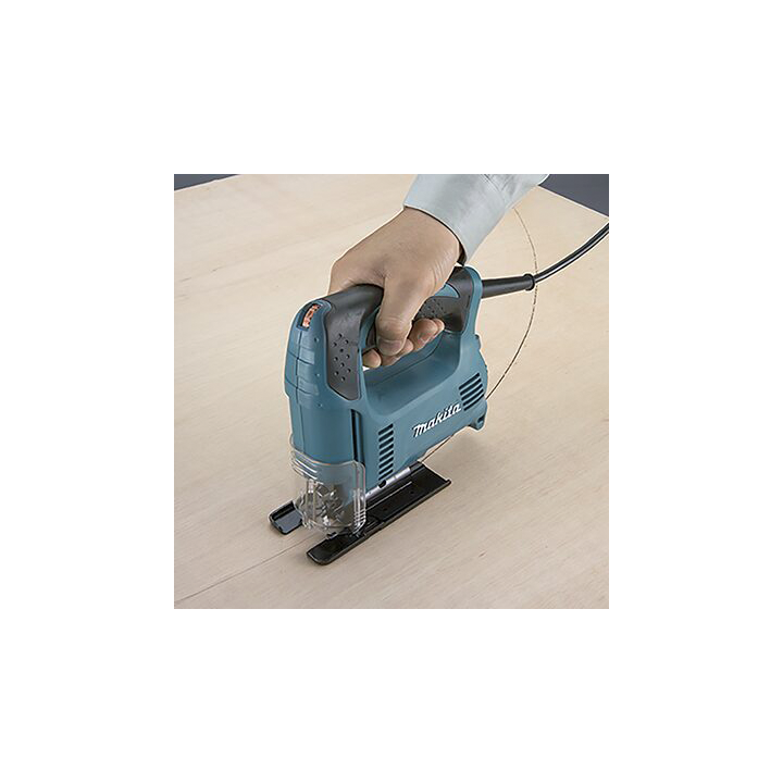 Sierra Caladora Ligera, con Inclinación de Corte / 450W / Incluye estuche.