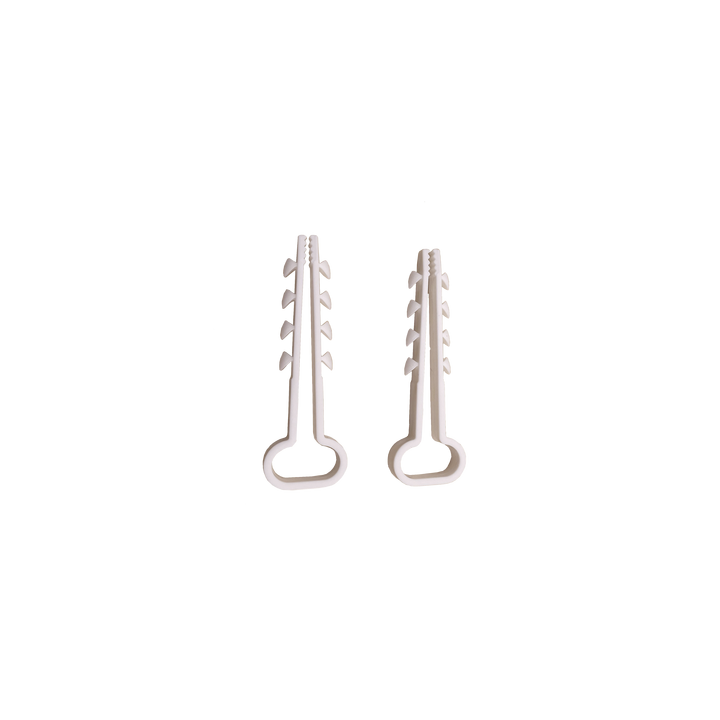 Bolsa con 100 clips sujetadores de plástico para cables de 6 a 12 mm. Ideales para instalaciones en pared, brindan