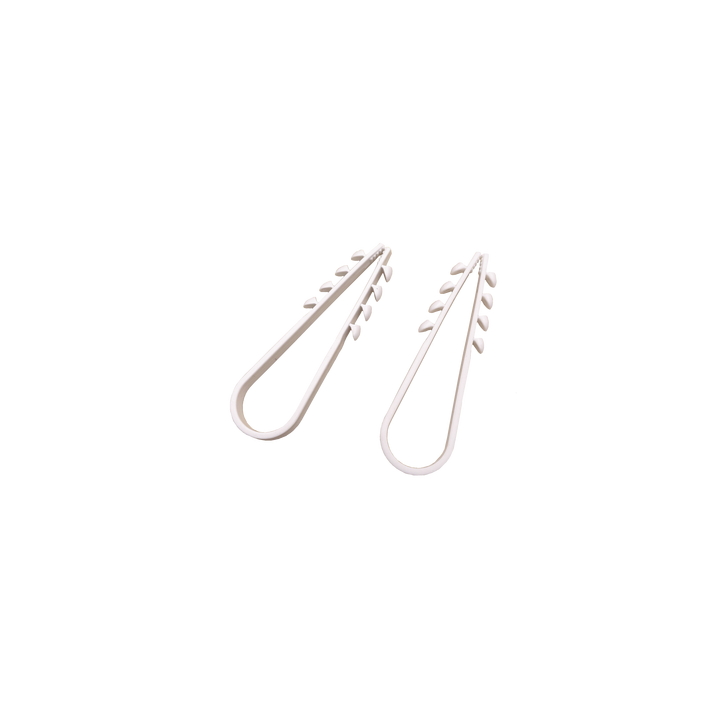 Bolsa con 100 clips sujetadores de plástico para cables de 11 a 19 mm. Ideales para instalaciones en pared, brindan