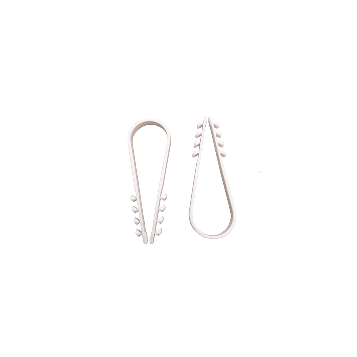 Bolsa con 100 clips sujetadores de plástico para cables de 19 a 25 mm. Ideales para instalaciones en pared, brindan