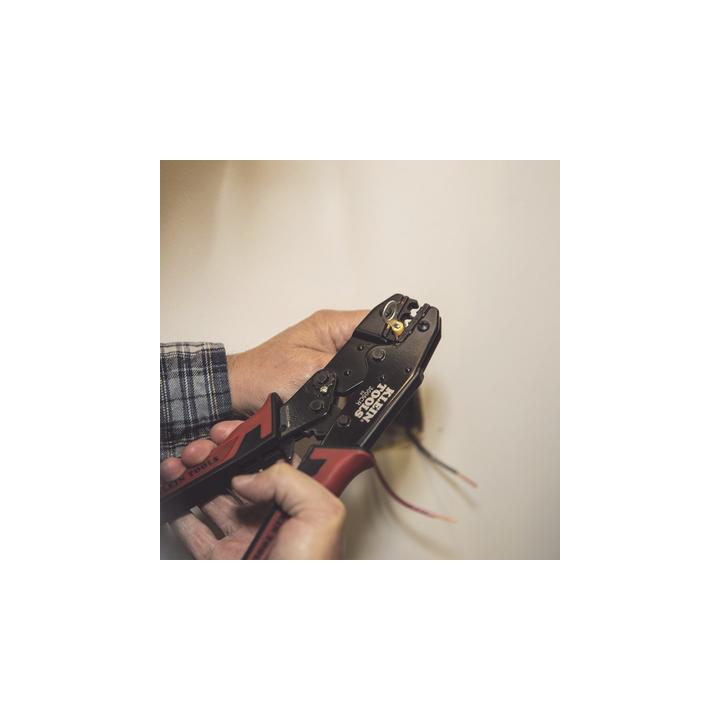 Pinza Ponchadora para Terminales con Aislamiento en Cable de Cobre Sólido y Trenzado de 10-22 AWG.