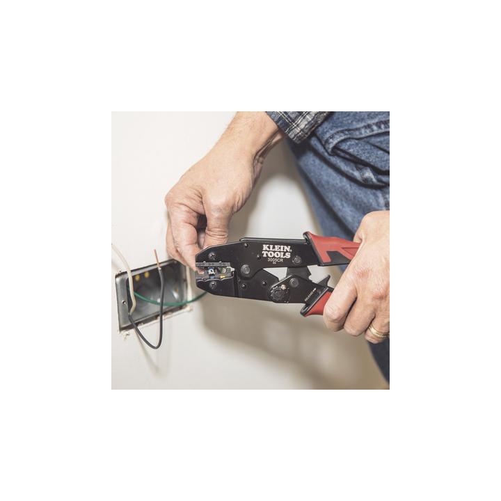 Pinza Ponchadora para Terminales con Aislamiento en Cable de Cobre Sólido y Trenzado de 10-22 AWG.