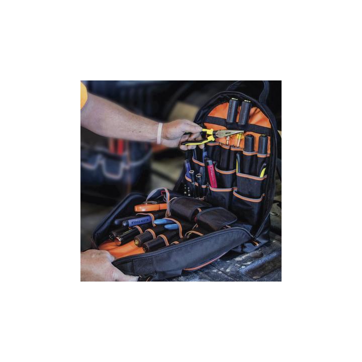Mochila para Herramientas Tradesman Pro™ de 44.5 cm en Color Negro con 35 Bolsillos (No incluye herramientas).