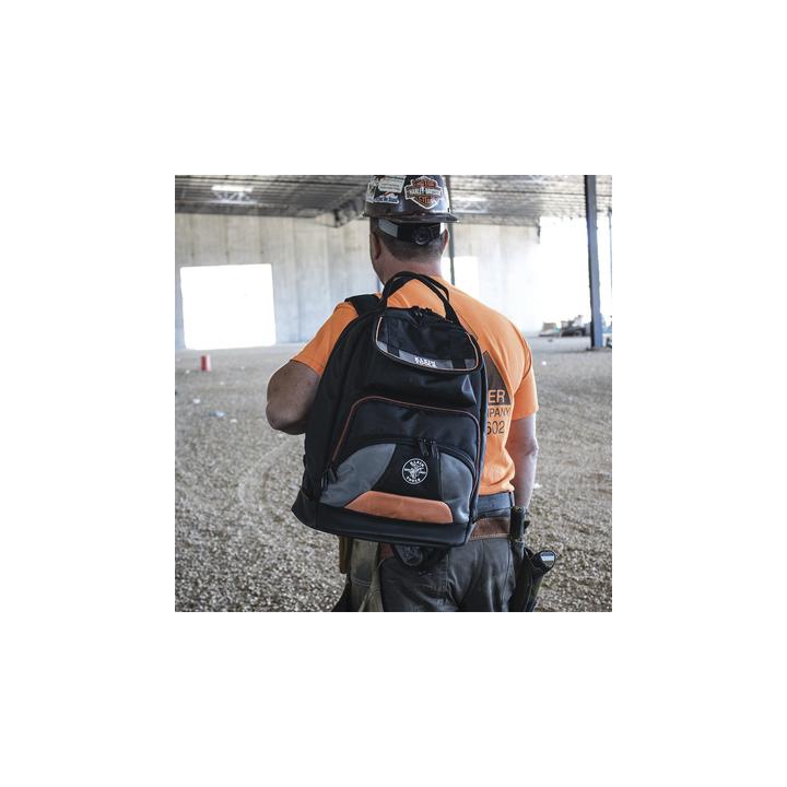 Mochila para Herramientas Tradesman Pro™ de 44.5 cm en Color Negro con 35 Bolsillos (No incluye herramientas).