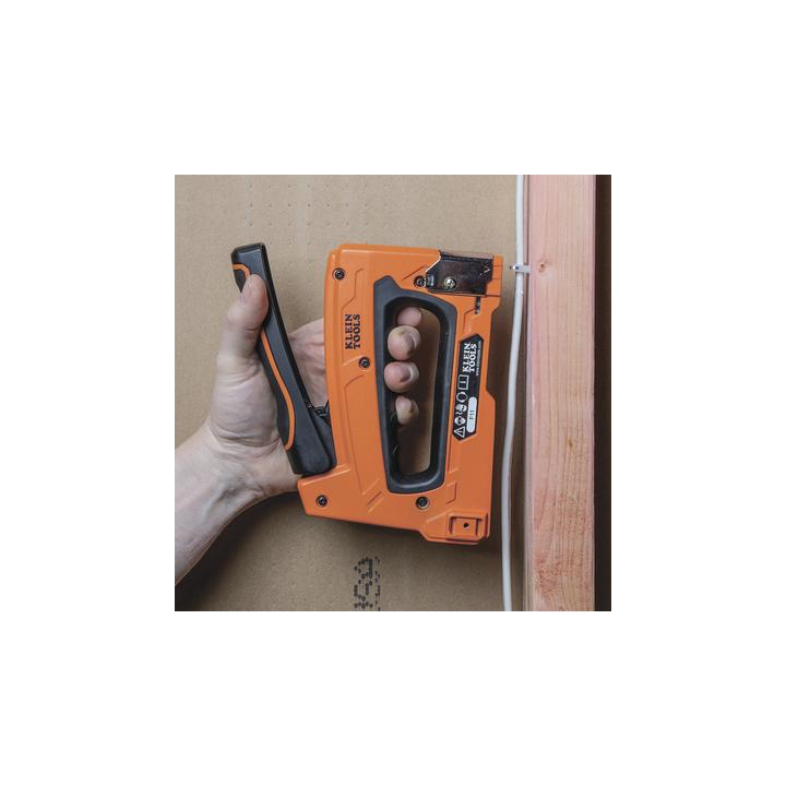 Grapadora para Cables de Voz, Datos y Video (UTP) a Madera / Tablaroca. Compatible con Grapas 450-001, 450-002, 450-003