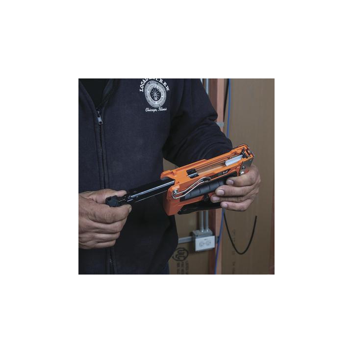 Grapadora para Cables de Voz, Datos y Video (UTP) a Madera / Tablaroca. Compatible con Grapas 450-001, 450-002, 450-003