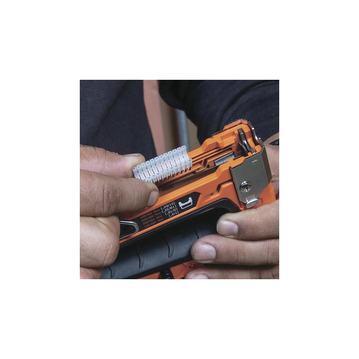 Grapadora para Cables de Voz, Datos y Video (UTP) a Madera / Tablaroca. Compatible con Grapas 450-001, 450-002, 450-003