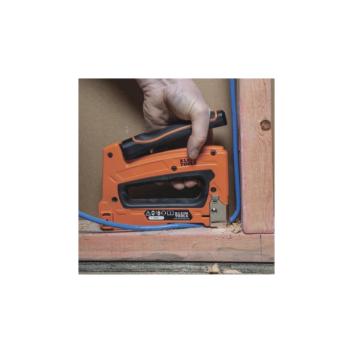 Grapadora para Cables de Voz, Datos y Video (UTP) a Madera / Tablaroca. Compatible con Grapas 450-001, 450-002, 450-003